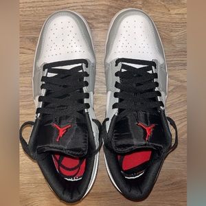 Jordan 1 lows ‘light smoke grey’ SIZE 8.5